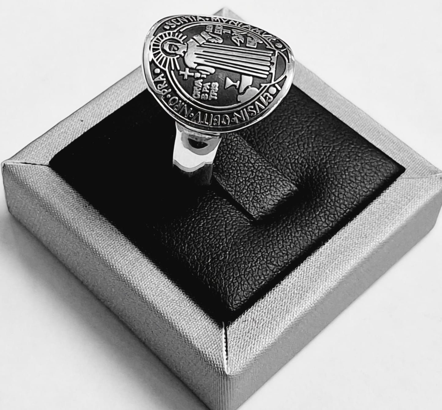 ANILLO SAN BENITO EN PLATA LEY 925