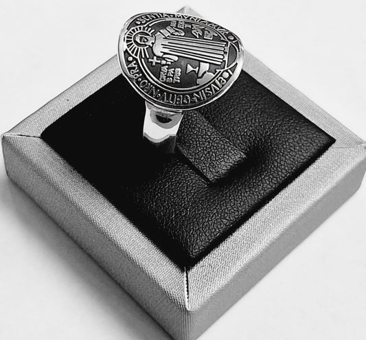 Anillo San Benito en Plata Ley 925, vista frontal