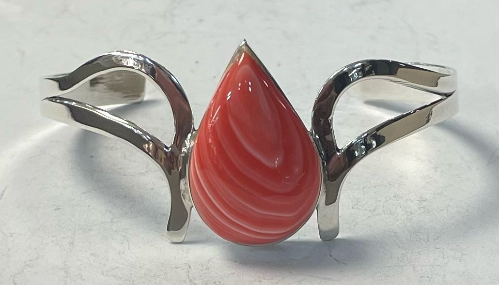 BRAZALETE CON CORAL ROSA  EN PLATA LEY 925