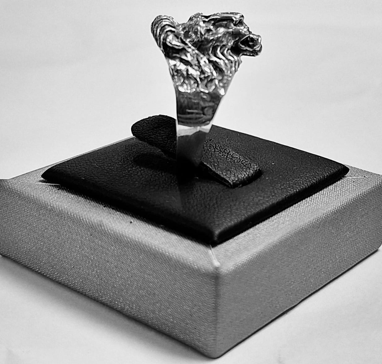 ANILLO CABEZA DE LEON EN PLATA LEY 925