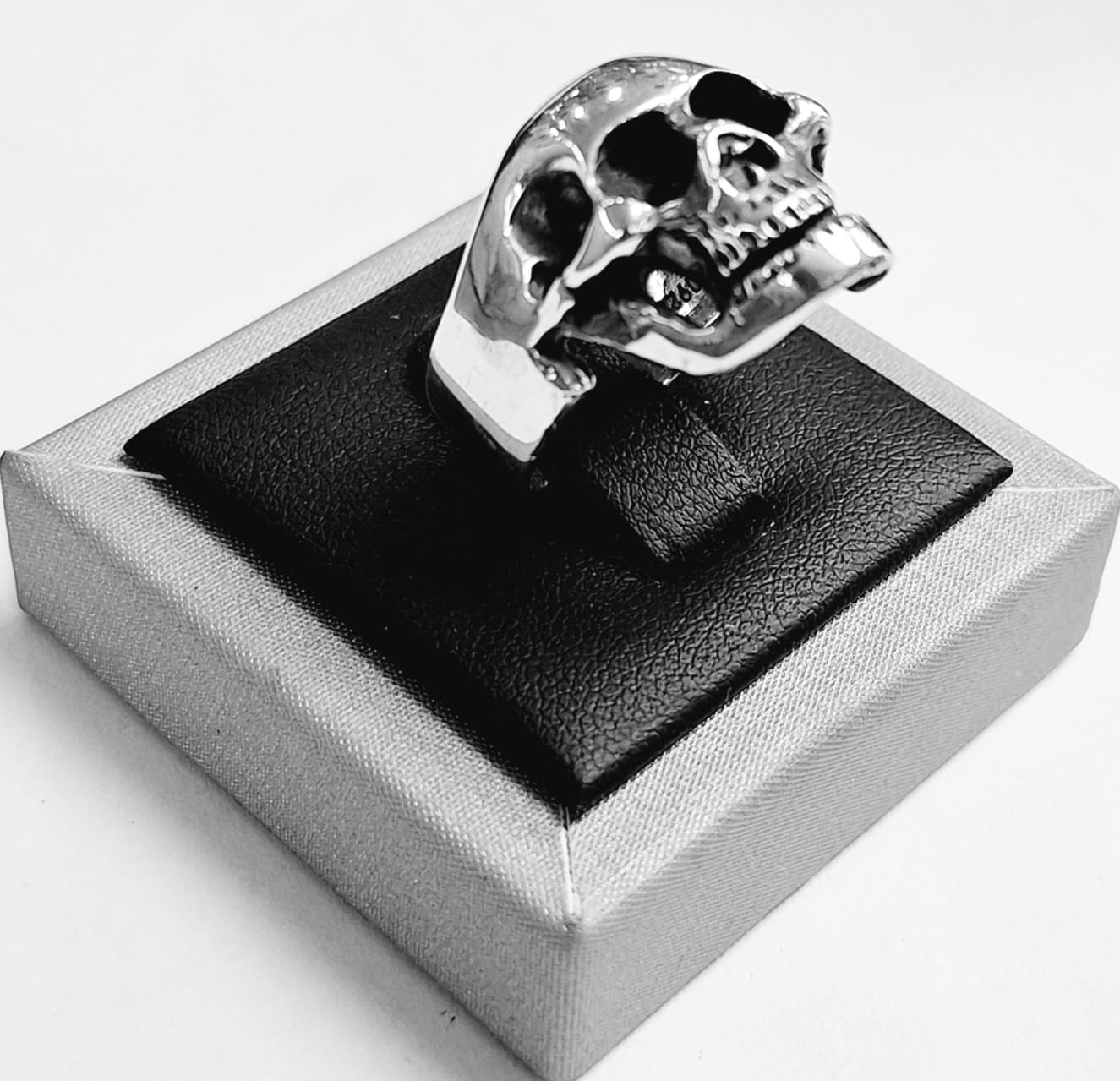 ANILLO CALAVERA EN PLATA LEY 925