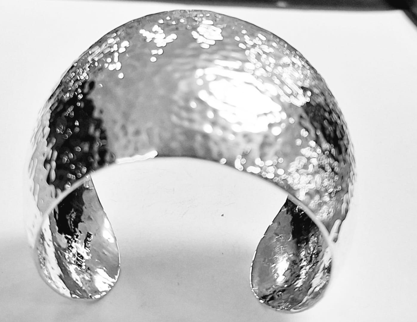 BRAZALETE MARTILLADO EN PLATA LEY 925