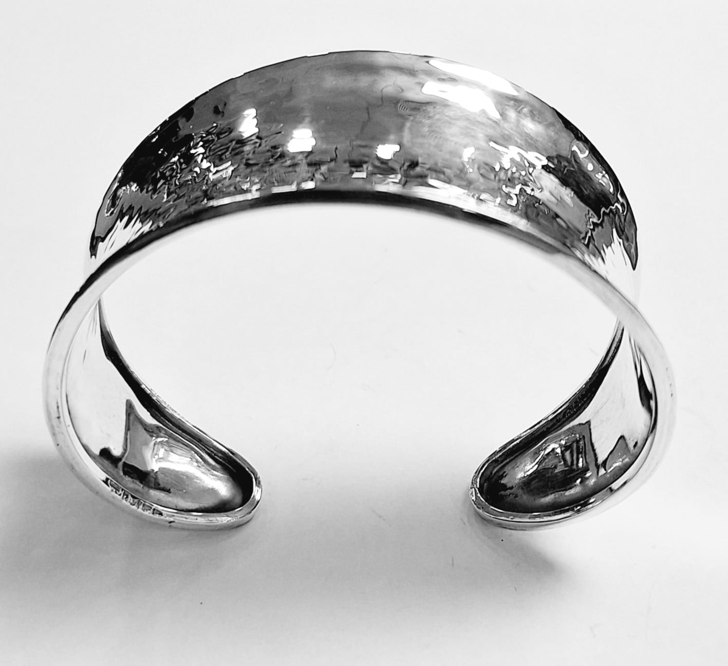 BRAZALETE MARTILLADO EN PLATA LEY 925