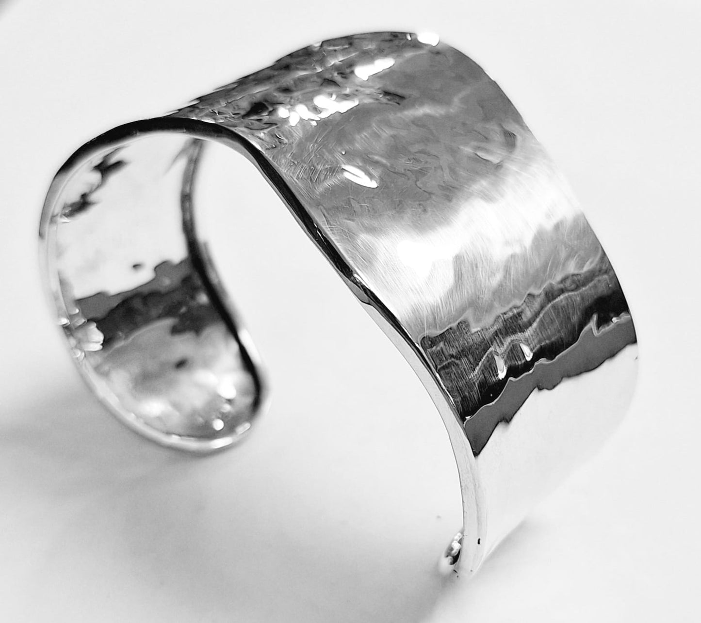 BRAZALETE MARTILLADO EN PLATA LEY  950