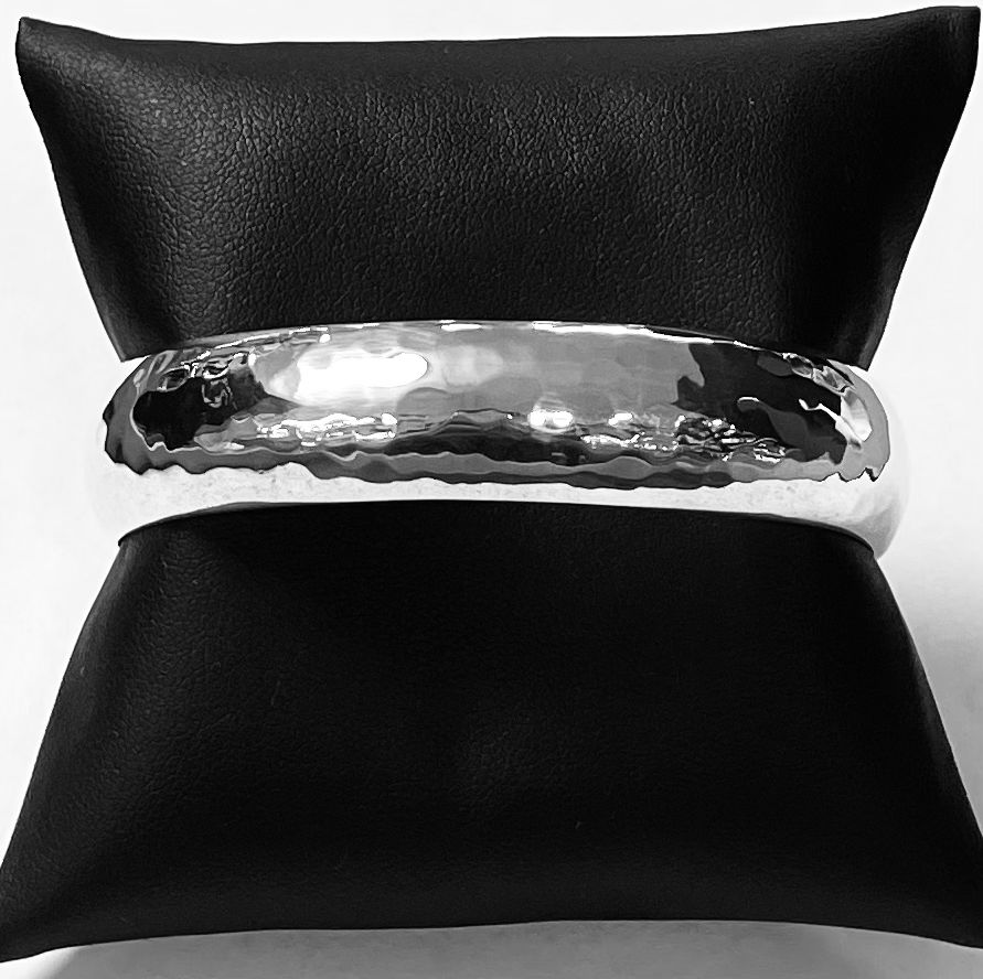 BRAZALETE MARTILLADO  EN PLATA LEY 925