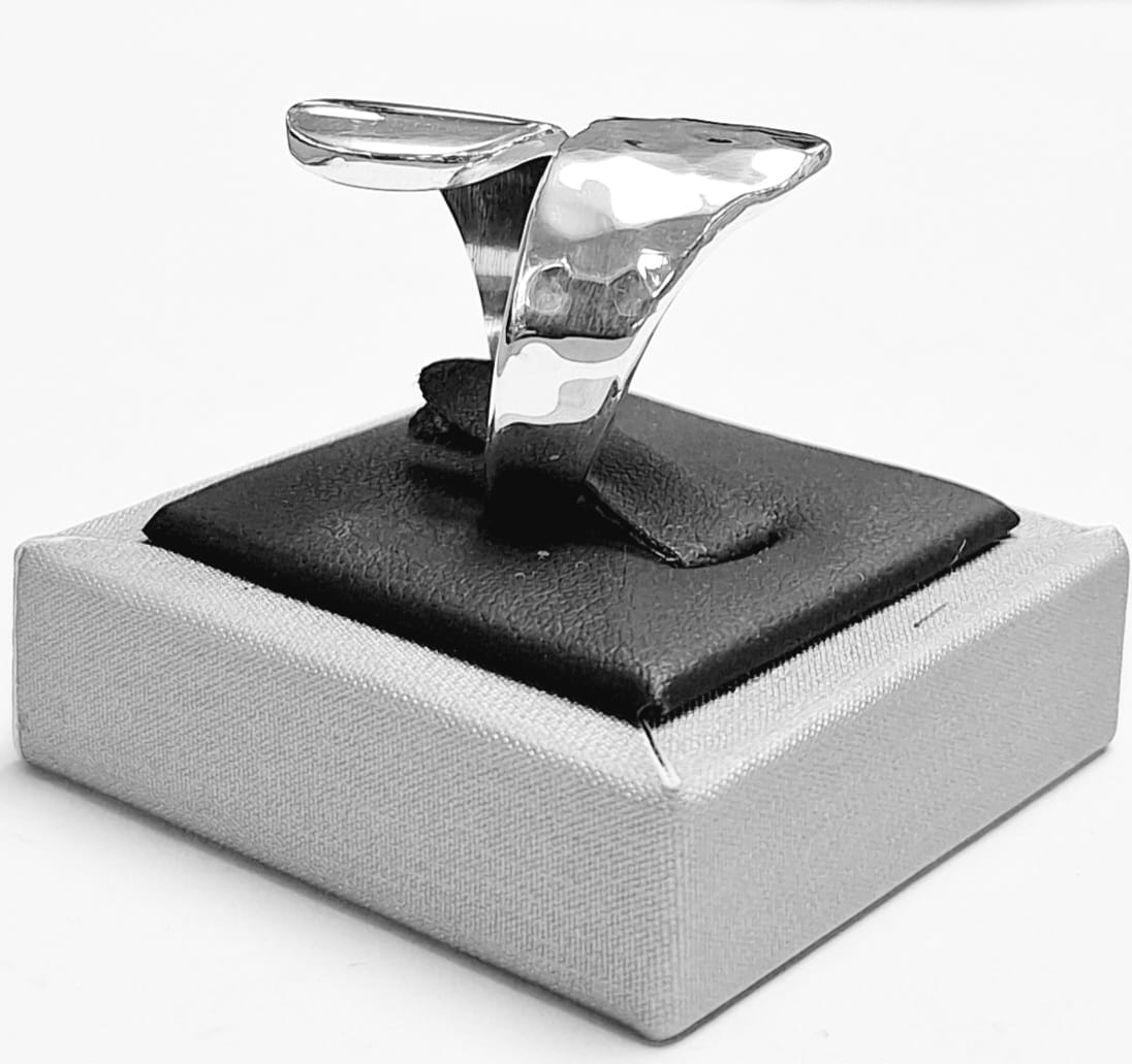 ANILLO MARTILLADO EN  PLATA 925