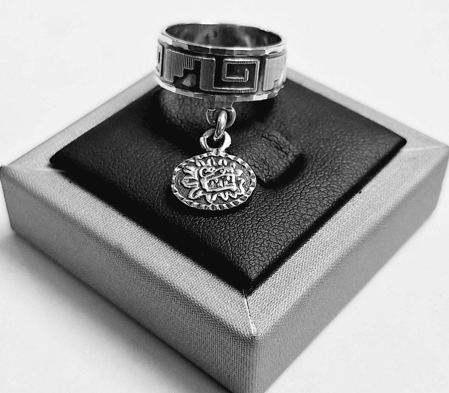 ANILLO CON COLGANTE DE CABEZA DE KUKULKÁN EN PLATA LEY 925