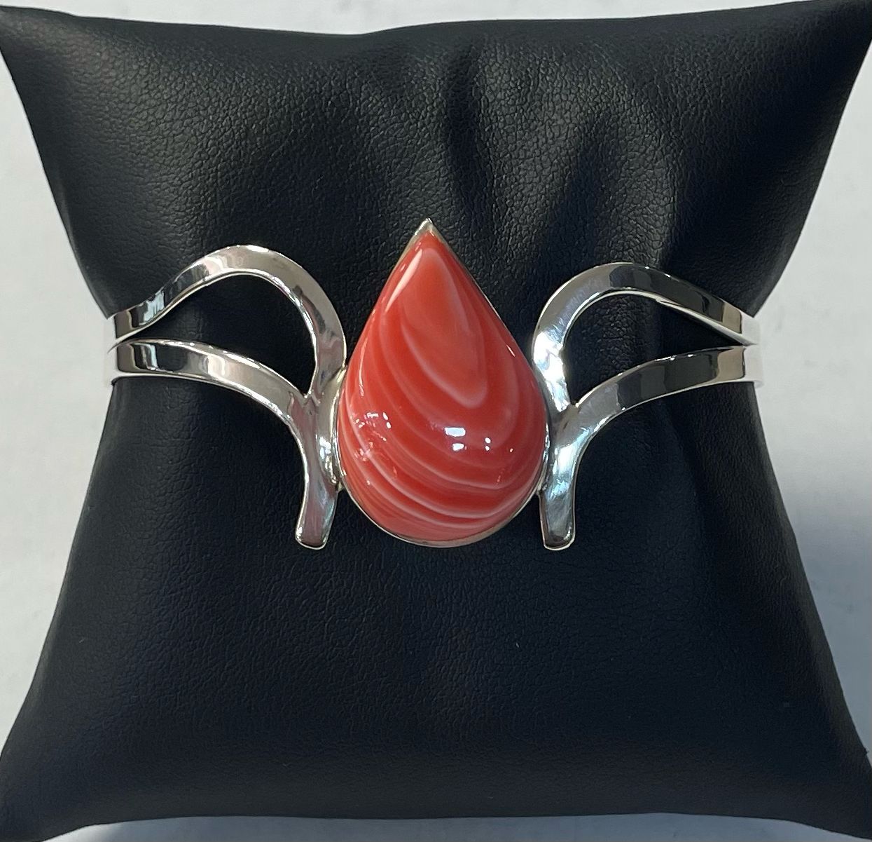 BRAZALETE CON CORAL ROSA  EN PLATA LEY 925