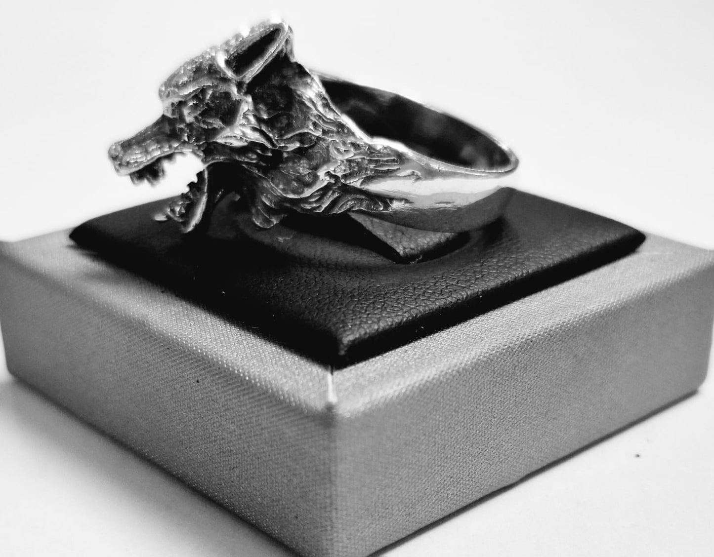 ANILLO CABEZA DE LOBO EN PLATA LEY 925