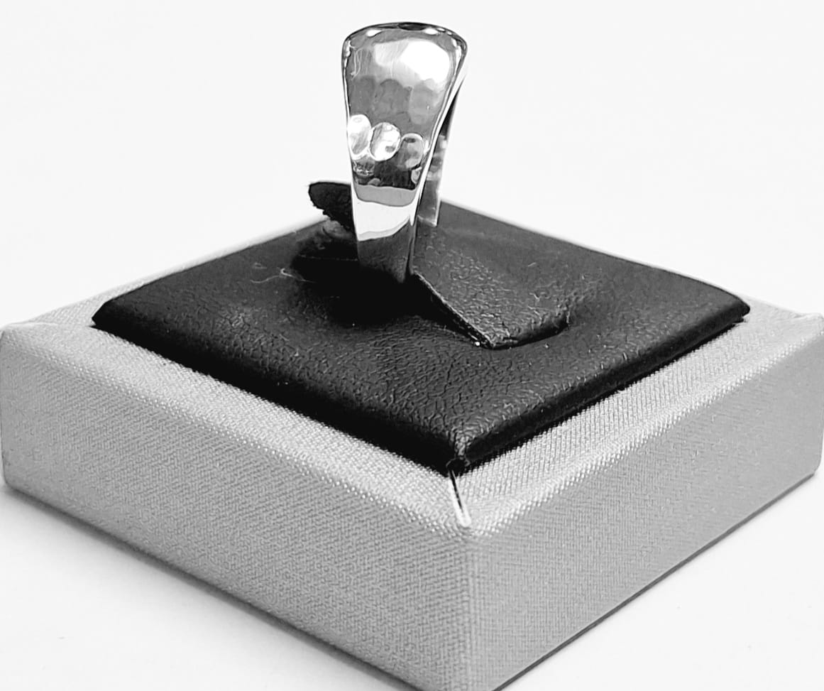 ANILLO MARTILLADO EN PLATA LEY 925