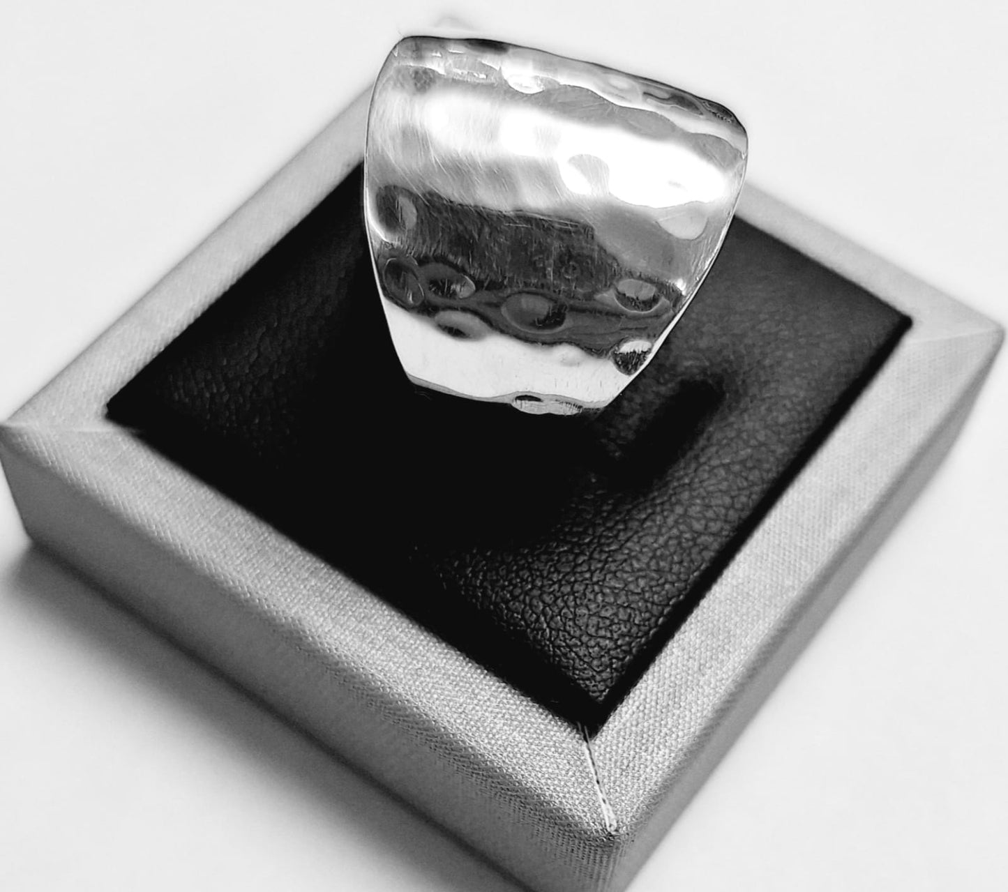 ANILLO MARTILLADO EN PLATA 925