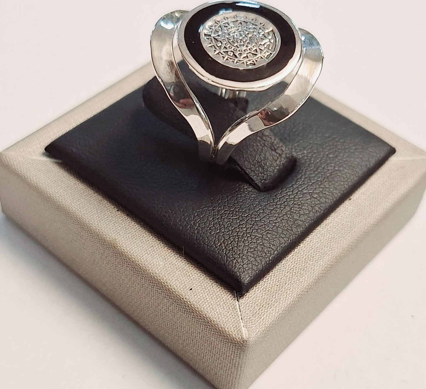 ANILLO  MARTILLADO CALENDARIO AZTECA EN PLATA LEY 925