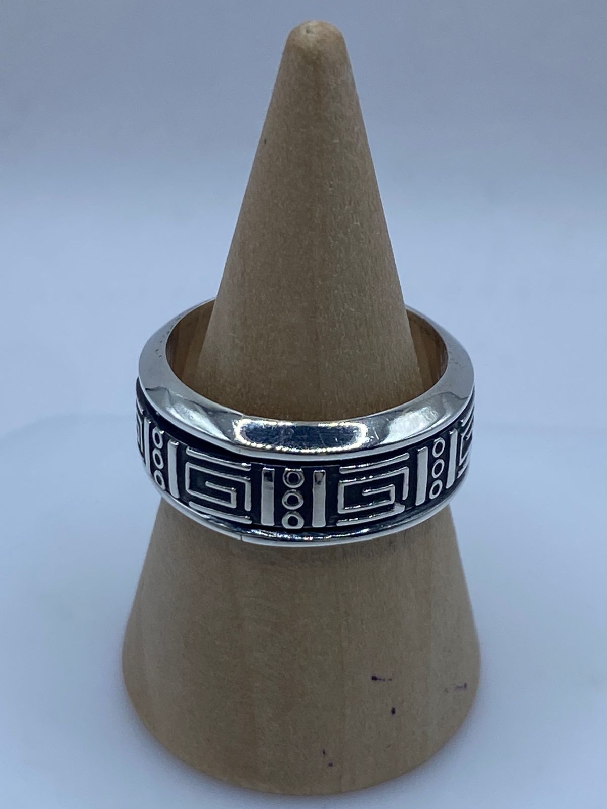 🌀 Anillo Giratorio de Plata 925 con Greca Geométrica — detalle de piedra
